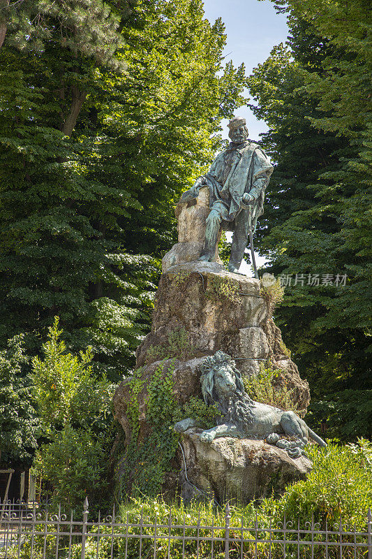 朱塞佩·加里波第纪念碑。朱塞佩·加里波第纪念碑，由雕刻家奥古斯都制作的三尊青铜雕像，欢迎光临(1839 - 1899)。